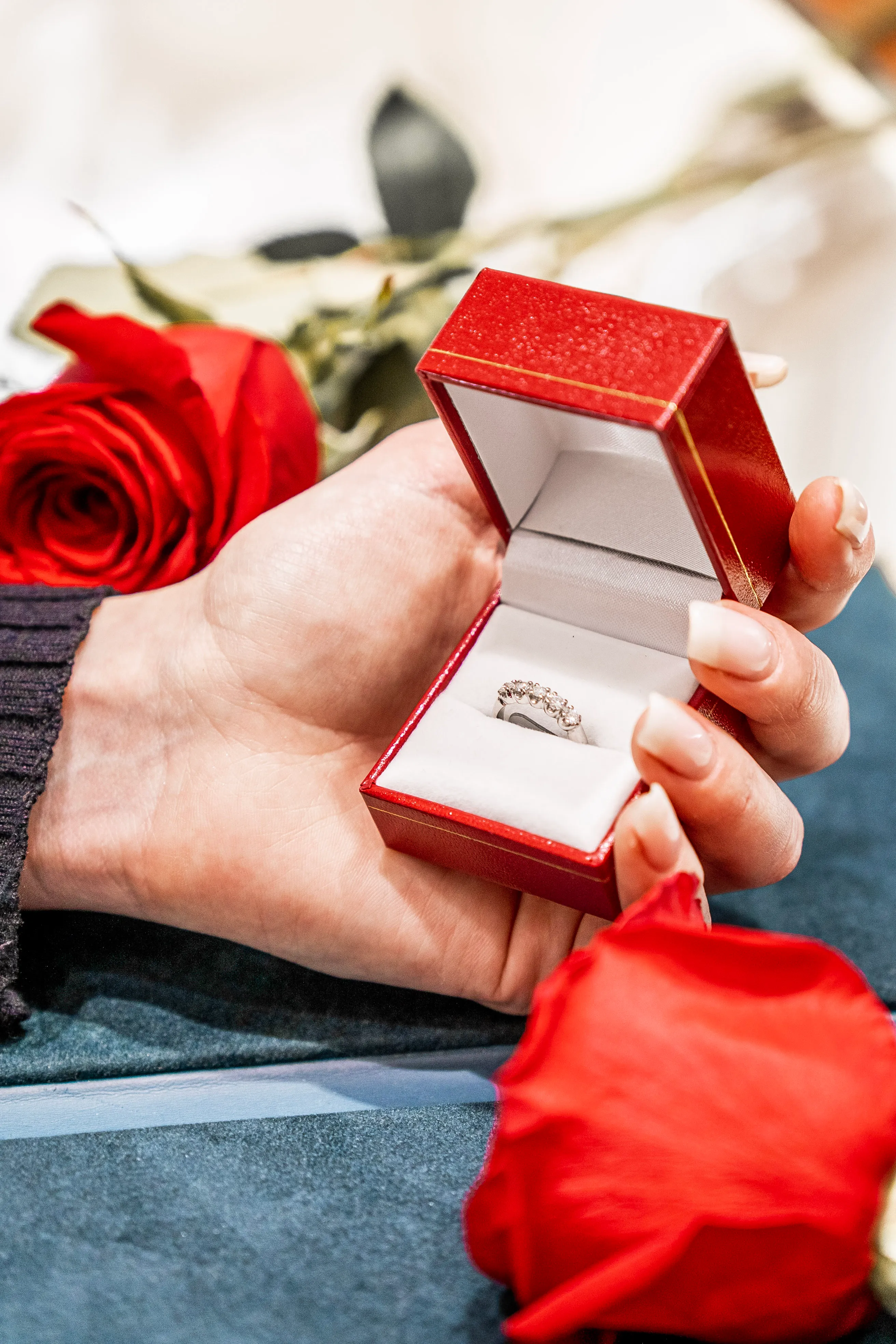 Bague diamant, écrin rouge
